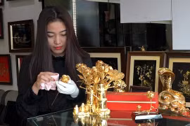 Hồng mạ vàng 5 triệu/bông: Quý ông 'chịu chơi' tặng quà 8/3