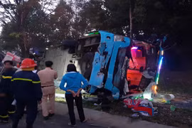 Ô tô khách đâm xe tải rồi lật ngửa,hàng chục người bị thương kêu cứu
