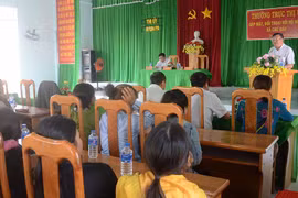 Thường trực Thị ủy Ayun Pa đối thoại với người nghèo