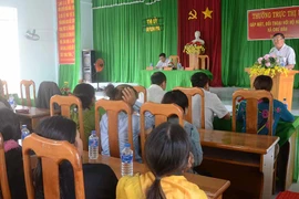 Thường trực Thị ủy Ayun Pa đối thoại với người nghèo
