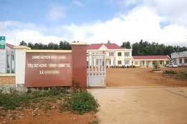 Chủ tịch xã xắn tay xuống ruộng vì... lương thấp!