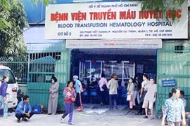 Bác sĩ "vòi" tiền bệnh nhân ung thư máu bị buộc thôi việc