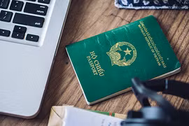 Hộ chiếu Việt Nam gần 'đội sổ' ở Đông Nam Á