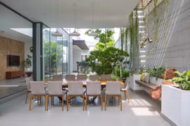 Cắt nửa đất làm sân vườn, nhà phố Sài Gòn đẹp như resort