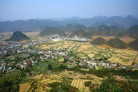 Núi đôi lạ mắt giữa thung lũng ở Hà Giang