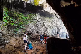 Hang động dưới chân thác nước ở Lâm Đồng