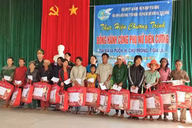 Tặng quà cho phụ nữ biên giới