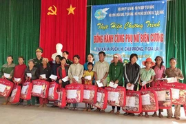 Tặng quà cho phụ nữ biên giới
