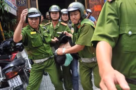 Đại úy Công an bị cắn vào má khi mời đối tượng về trụ sở