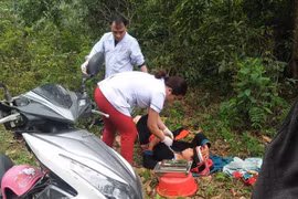 Đi xe máy đi đẻ, thai phụ sinh con luôn ở bìa rừng