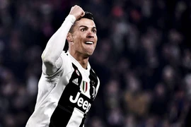 Ronaldo san bằng thành tích của Messi sau hat-trick nhấn chìm Atletico