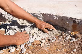 Lâm Đồng: Đường làng đổ bê tông 3 tháng đã nứt, bẻ phát là vỡ