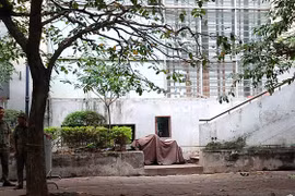 Rơi từ tầng 7 chung cư xuống đất, bé trai 5 tuổi nguy kịch