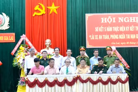 Ký kết thi đua "Lái xe an toàn, phòng ngừa tai nạn giao thông"