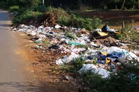 Rác thải gây ô nhiễm trên đường Trường Sa