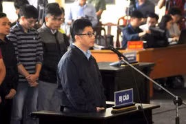 Ông trùm đường dây đánh bạc nghìn tỉ khai gì trong ngày đầu hầu tòa?