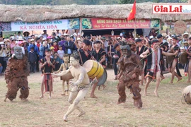 Du khách khám phá không gian văn hóa cồng chiêng