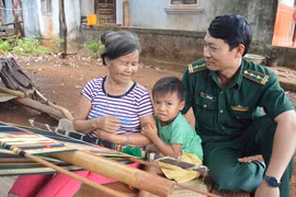 Trung tá Vũ Văn Hoằng gắn bó máu thịt với người dân biên giới