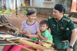 Trung tá Vũ Văn Hoằng gắn bó máu thịt với người dân biên giới