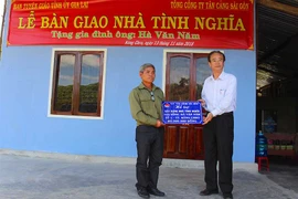 Bàn giao Nhà tình nghĩa cho cựu chiến binh nghèo ở Kông Chro