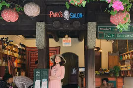 'Thiên thần nội y' Hàn Quốc mặc áo dài rong chơi khắp Hội An