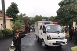 Xe đặc chủng đưa ông Phan Văn Vĩnh và các đồng phạm đến tòa