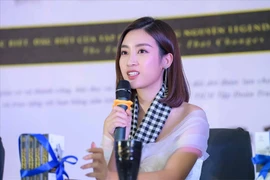 Hoa hậu Mỹ Linh diện đầm trễ vai trẻ trung giao lưu với SV