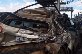 Xe khách đâm ôtô 7 chỗ bẹp dúm, 3 người nhập viện