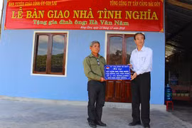 Bàn giao Nhà tình nghĩa cho cựu chiến binh nghèo ở Kông Chro