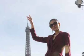 Á hậu Trương Thị May thả dáng quyến rũ trên đường phố Paris