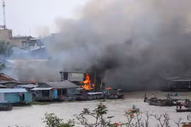 Cháy lớn cao trăm mét cạnh chợ nổi Cái Răng, thiêu rụi 4 căn nhà
