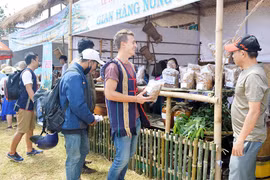 Chư Pah: Khai mạc phiên chợ nông sản an toàn