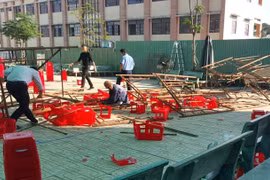 Bình Chánh: 25 học sinh bị thương khi giàn giáo đổ sập ở sân trường