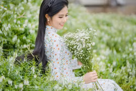 Hoa hậu Ngọc Hân đẹp mơ màng với áo dài bên cúc hoạ mi