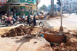 Thi công đường ống nước gây khó khăn cho người dân