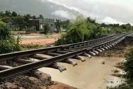 Ách tắc 11 đoàn tàu, 2.581 hành khách phải chuyển tải