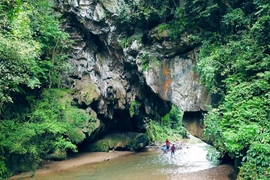 Ngỡ ngàng với Cổng trời Đông Giang