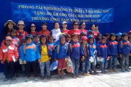 Kông Chro: Tặng áo ấm cho học sinh nghèo, khó khăn tại xã Yang Nam