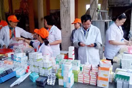 Khám bệnh, cấp thuốc và tặng quà cho đồng bào nghèo Chư Sê