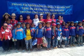 Kông Chro: Tặng áo ấm cho học sinh nghèo, khó khăn tại xã Yang Nam