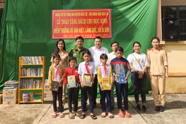 Chi đoàn Báo Gia Lai tặng tủ sách cho điểm Trường TH Võ Văn Kiệt