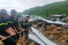 Nha Trang tang thương vì mưa lũ: 13 người chết, 1 mất tích