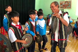 Sân trường rộn tiếng chiêng ngân