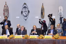 Thủ tướng Nguyễn Xuân Phúc bắt đầu hoạt động tại Hội nghị Cấp cao APEC