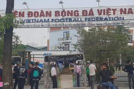 Không đặt được vé bán kết AFF Cup, hàng chục người vây trụ sở VFF