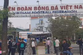 Không đặt được vé bán kết AFF Cup, hàng chục người vây trụ sở VFF