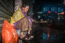 Ảnh người vô gia cư co ro trong đêm mưa ở SG gây xúc động