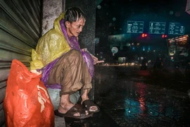 Ảnh người vô gia cư co ro trong đêm mưa ở SG gây xúc động