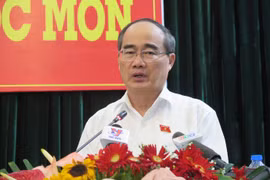 Tháng 12, Bộ Chính trị quyết định kỷ luật ông Tất Thành Cang