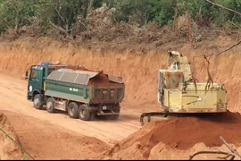 Khai thác đất trái phép để làm đường liên xã ở Đak Đoa